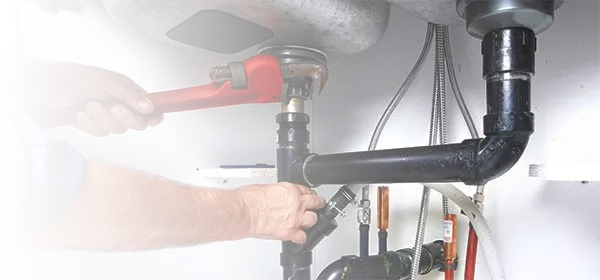 Fontanero trabajando en instalación doméstica en Cartagena