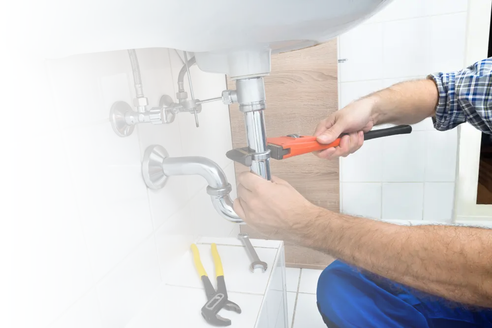 Fontanero realizando desatasco de tubería en Cartagena