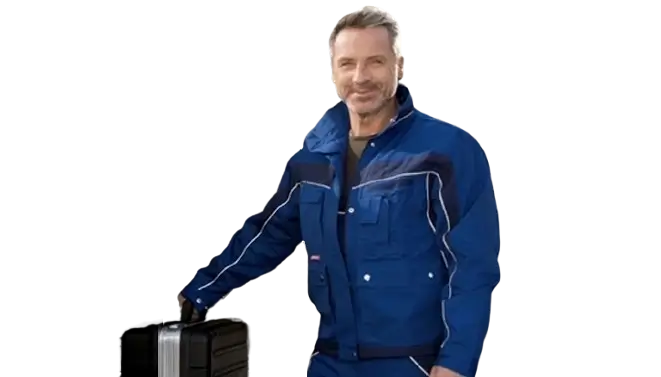 Fontanero profesional preparado para trabajar en Cartagena con maletín de herramientas