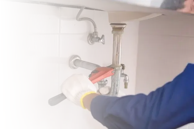 Instalación de tubería de fregadero en baño por fontanero profesional